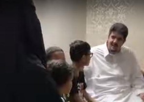 بالفيديو.. الأمير عبد العزيز بن فهد يزور إحدى الأسر ويسأل عن أحوالها