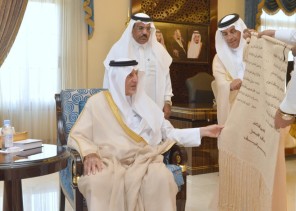 مواطنة تهدي الأمير خالد الفيصل قطعة قماش غالية.. وهكذا جاء رده