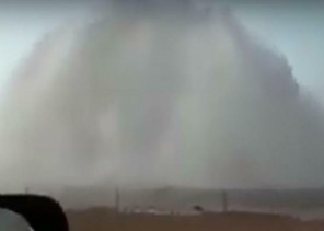 شاهد.. انفجار المياه من خط مياه القصيم بعد تعرضه للكسر.. و”المياه” تطمئن: لا تأثير على الإمدادات