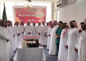 مكتب وزاره البيئه والزراعه يقيم حفل معايده ويكرم منسوبيه