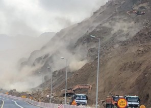 “نقل عسير” يواصل أعمال صيانة عقبة ضلع ويفجر الصخور المعرضة للسقوط