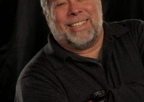 الشريك المؤسس لـ آبل ستيف وزنياك متحدثا رئيسيا في المنتدى المالي لدول الخليج