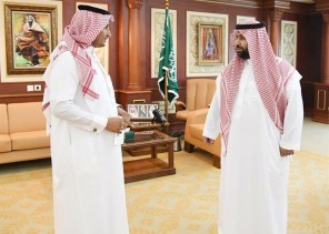 بالصور.. نائب أمير جازان يكرّم المواطن الذي قفز في أحد الأودية لإنقاذ طفل بالعارضة