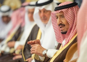 بالصور.. خادم الحرمين يستقبل الأمراء والعلماء وجمعاً من المواطنين