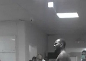 كشف تفاصيل فيديو “المتجرد من ملابسه” الذي اقتحم مستشفى الثغر بجدة وتهجم على من حوله!