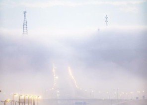 صور مثيرة تظهر «طلعة الغاط» مغطاة بالضباب