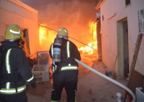 الجوف.. «مدني سكاكا» يسيطر على حريق ضخم بأحد المصانع