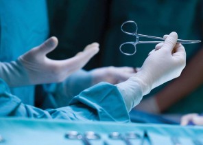 فريق طبي يستخرج بطارية من أذن طفل بالقريات