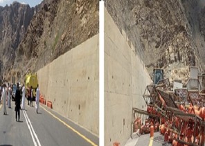 بالصور.. تساقط أسطوانات غاز وإغلاق طريق عام في حادث مفاجئ بعسير!