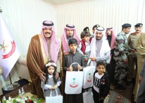 أمير منطقة حائل يستقبل عددًا من ذوي شهداء الواجب