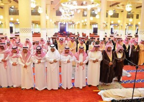 سمو أمير منطقة الرياض يؤدي صلاة الميت على الأمير محمد بن متعب بن عبدالله – رحمه الله –