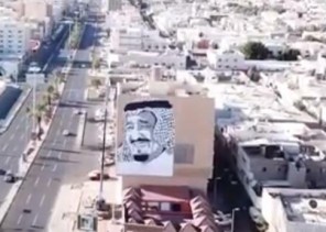 فيديو مواطن يرسم جدارية ضخمة للملك في تبوك احتفاءً بقدومه