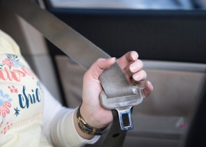 مسؤول بـ”الداخلية” يكشف قيمة مخالفتي “حزام الأمان” و”استخدام الجوال” على الطرق الخارجية (فيديو)