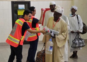 الهلال الأحمر السعودي يستقبل الحجاج بالورود والهدايا في ميناء جدة الإسلامي