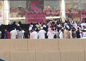 زحام كبير وتدافع أمام منشأة أعلنت عن تخفيضات في الرياض.. و”التجارة” تُغلقها وتُسجل عدداً من المخالفات