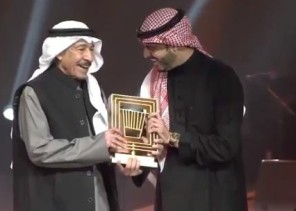 هكذا تفاعل الفنان عبدالكريم عبدالقادر مع تكريمه بمسرح مرايا في العلا (فيديو)