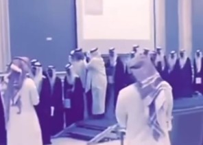 فيديو.. مسؤول يتنازل عن “مشلحه” لطالب في حفل تخريج طلاب ثانوية بالأحساء