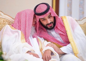 صورة لافتة لولي العهد وسماحة المفتي.. حديث هامس في قصر منى