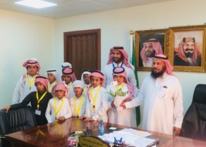 طلاب مدرسة معاذ بن جبل الإبتدائية في زيارة لمكتب تعليم الحائط