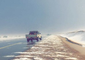 حالة نادرة.. شاهد.. الثلوج تكسو طريق الجوف – حائل !