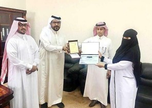 تكريم طبيبة وممرضتين لتوليدهن سيدة داهمها المخاض داخل سيارة بجازان