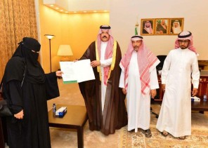 أمير حائل يكرّم الممرضة ساره الرشيدي  التي أسعفت 3 مصابين في حـادث مروري بالمنطقة