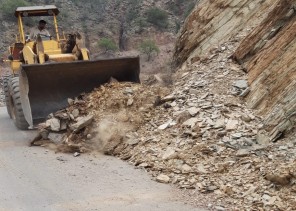 انهيارات صخرية وإغلاقات للطرق بسبب الأمطار على رجال ألمع .. والبلدية تتفاعل