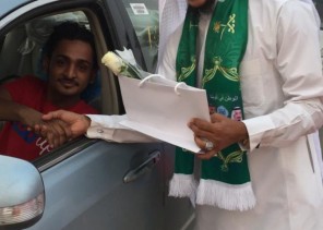 ضمن احتفاليته باليوم الوطني .. مركز النشاط الإجتماعي ببيش العليا يوزع الورود والهدايا على المسافرين