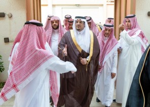 نائب أمير الرياض يقدم العزاء لأسرة آل شيخ