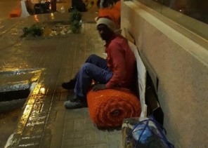 عامل ينام في العراء في أجواء برد قارس بالرياض.. و”العمل” تتدخل