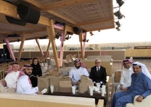 بعيدًا عن البروتوكولات.. شاهد “ولي العهد” يتناول وجبة في استراحة مقر الفورمولا E