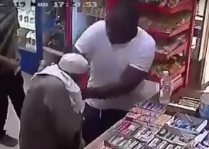 فيديو.. شاب يدفع مسناً بقوة ويطرحه أرضاً وينتزع محفظة نقوده