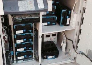 الإطاحة بأفراد عصابة سرقوا أموالًا من 15 جهاز صراف آلي في ثلاث مناطق