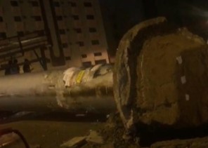 فيديو.. سقوط لوحة إعلانية كبيرة جراء العاصفة الشديدة بمكة المكرمة