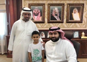 نائب أمير جازان يحقق رغبة ابن أحد شهداء الحد الجنوبي ويهديه سيارة وآيفون