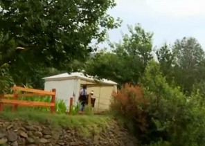 عائلة تحول جزءاً من مزرعتها إلى مزار سياحي يرتاده الزوار في عسير (فيديو)