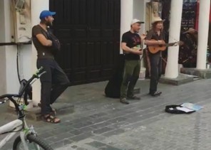 شاهد.. سائحان يقدمان عرضاً غنائياً في شارع بجدة التاريخية ويطلبان دعمهما بالمال