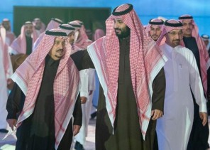 شاهد.. ولي العهد يخلع بشته فور رؤيته أمير الرياض ويقبل كتفه احتراماً له