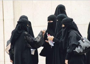 “العمل” تحظر عمل النساء في 17 نشاطاً صناعياً.. تعرف عليها