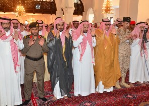 وكيل إمارة الرياض ينقل تعازي القيادة لأسرة الشهيد الحارثي