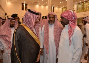 محافظ محايل ينقل تعازي القيادة لذوي الشهيد الجندي أول عسيري .