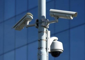 مصادر: “الداخلية” تخطط لنشر كاميرات لمراقبة الطرق وسائل النقل ومواقع التجمعات لمحاصرة الجريمة