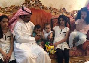 مدير مستشفى يحتضن في بيته ثلاثة أطفال فقدوا والديهم في حـادث مروري بطريق الهجرة