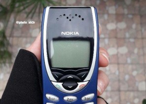 عبارة عن جوال “نوكيا 8210”.. هدية تصل لسيدة فلسطينية بعد 18 عاماً بسبب الاحتلال الإسرائيلي (صور)