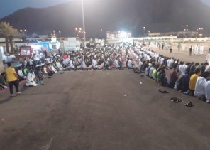 المدينة.. «المصلى المتنقل» يشارك بتوعية الشباب لإقامة الصلاة جماعة بوقتها (صور)