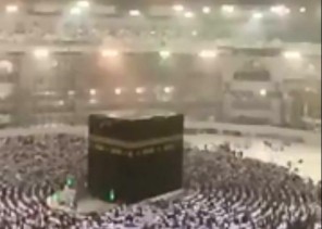 شاهد.. صلاة الفجر بالحرم المكي تحت الأمطار