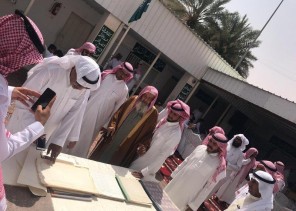 مدرسة بالزلفي تعيد ذكريات 50 عاماً بدعوة معلم وطلاب أول عام دراسي لها (فيديو وصور)