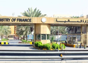 مصادر: “المالية” تتوعد بإيقاف رواتب 160 موظفا بالتعليم بعد رصد سجلات تجارية بأسمائهم