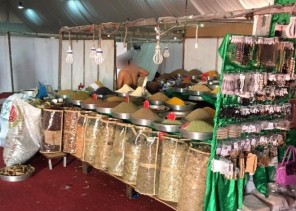 بعد تداول صورة لبائع شبه عارٍ.. بلدية المظيلف تغلق المحل وتعد بمعاقبة العامل