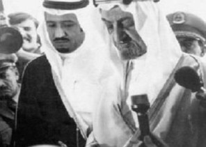 صورة نادرة لثلاثة ملوك للسعودية أثناء جولة بالسيارة في شارع بالرياض